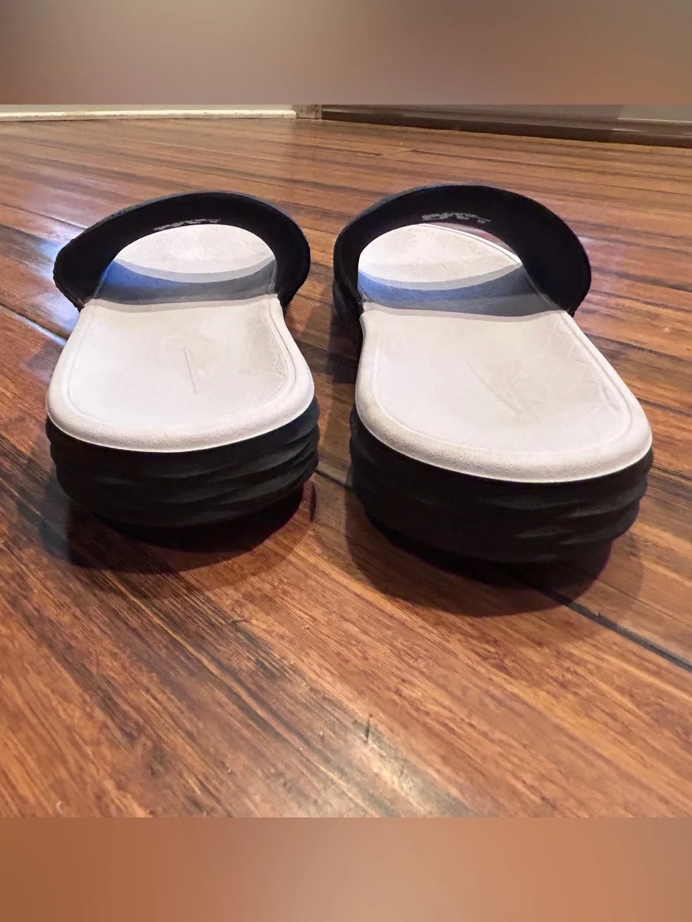Nike Benassi SolarSoft Slides. Black/white. Very good condition. Size 9.